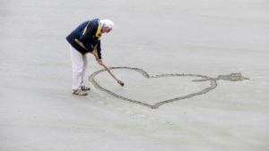 beach-elderly-love-160936.jpg